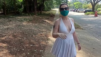 公共裸體:一個來自俄羅斯的女孩在里約熱內盧的街頭試圖脫掉她的衣服。她差點被捕。